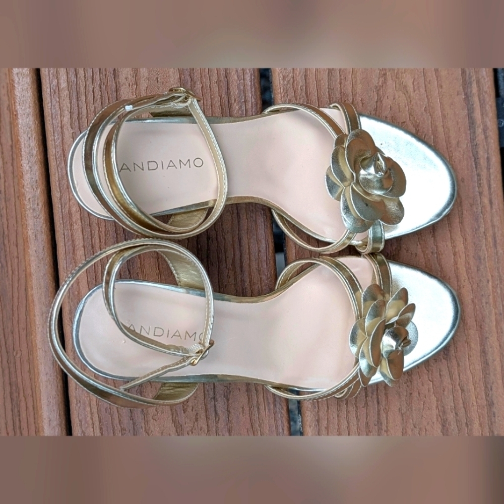 Andiamo Gold Women Strappy Heels with Floral Detail Size 7 NWOT. - Picture 3 of 7